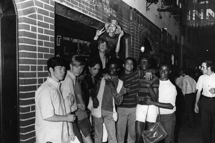 La gente celebra fuera del bar