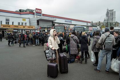 Filas en la terminal de ómnibus de Kiev para abandonar la capital