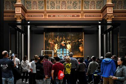 Los visitantes del Rijksmuseum en Amsterdam observan, detrs de un vidrio, el comienzo de los trabajos de restauracin. REUTERS