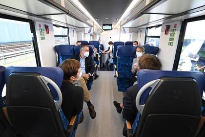Pasajeros en un revolucionario tren impulsado por hidrógeno en Bremervörde, Alemania.
