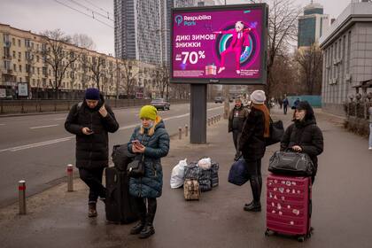 La gente espera el transporte público para intentar salir de Kiev.