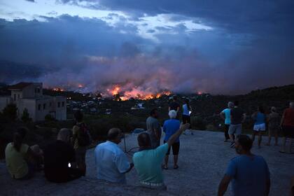 Incendio forestal en Grecia: aumentan a 79 los muertos mientras buscan desaparecidos entre las cenizas
