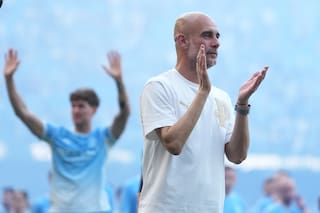 Pep Guardiola contiene las lágrimas y se despide; fanáticos del Man City le piden diez años más