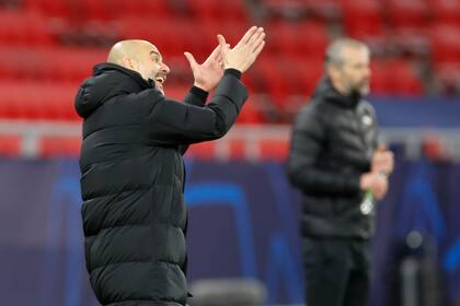 Pep Guardiola da indicaciones a sus dirigidos durante el partido de UEFA Champions League entre el Manchester City y el Borussia Moenchengladbach