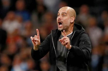 Pep Guardiola dirigiendo a Manchester City en 2020