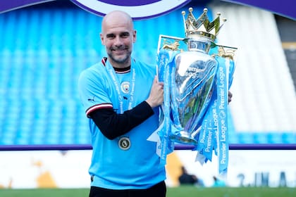 'Pep' Guardiola, DT de Manchester City, con el trofeo de la Premier League 2022-23