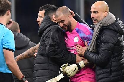 Pep Guardiola, entrenador del City, felicitando al defensor Walker, que, ante la necesidad, terminó atajando.
