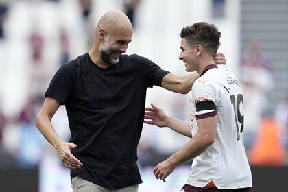Pep Guardiola felicita a Julián Álvarez, figura de un triunfo del City ante West Ham