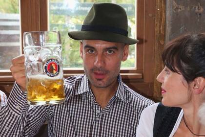 Pep Guardiola, junto a su mujer, y un buen vaso de cerveza