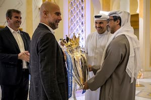 Pep Guardiola junto con el primer ministro Sheikh Mansour bin Zayed al-Nahyan, dueño del City, y con Khaldoon Khalifa al-Mubarak, CEO del Mubadala Investment Company