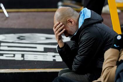 Pep Guardiola no lo puede creer. El City ganaba 2 a 0, pero Wolverhampton se lo dio vuelta y ganó 3 a 2.