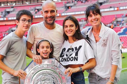 Pep Guardiola y Cristina Serra junto a sus hijos, María, Marius y Valentina