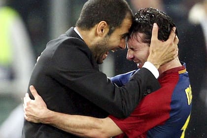 El director técnico Pep Guardiola y Lionel Messi, celebran la victoria del Barcelona en la final de la Liga de Campeones, tras derrotar al Manchester United, el 27 de mayo de 2009