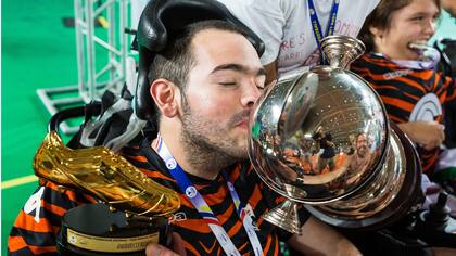 Pepe besa la copa de la victoria
