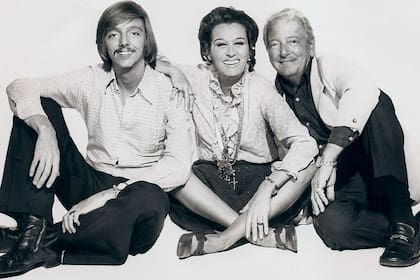 Un Pepe Cibrián Campoy jovencísimo, acompañado por sus padres, Ana María Campoy y Pepe Cibrián, dos vanguardistas en sentido pleno