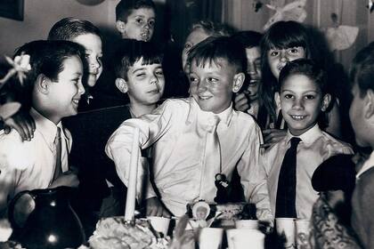 Los tiempos del "faraón": Pepito Cibrián Campoy con sus amigos de la escuela primaria