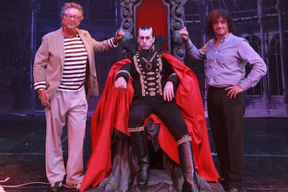 Pepe Cibrián Campoy, Juan Rodó y Ángel Mahler en una de las tantas vueltas a la cartelera de Drácula
ENSAYO DEL MUSICAL DRACULA EN EL TEATRO ASTRAL.
DIA EN QUE PRUEBAN LUCES Y TIENEN POR PRIMERA VEZ EL VESTUARIO COMPLETO. NOTA A PEPE CIBRIAN, ANGEL MALHER Y JUAN RODO
FOTO GRACIELA CALABRESE 4 DE ENERO DE 2011