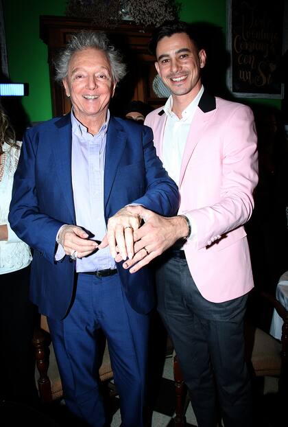 Pepe Cibrián Campoy y Nahuel Lodi muestran sus anillos de compromiso