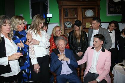 Pepe Cibrian Campoy y Nahuel Lodi, rodeados de familiares y amigos