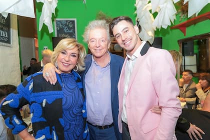 Pepe Cibrián junto a Georgina Barbarossa en el día del casamiento del director teatral