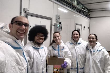 Pepe, con algunos de los compañeros del equipo de investigación, a punto de empezar un ensayo vacunal en pollos: "En particular, estudiamos una enfermedad conocida como la coccidiosis
aviar, producida por un parasito gastrointestinal que afecta considerablemente la producción avícola mundial", explica el biólogo argentino.