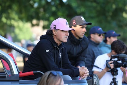 Pepe Heguy, atento a su hijo Antonio, que se lució dentro de la cancha
