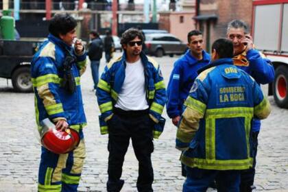 Pepe junto con Juan Palomino y bomberos de la Boca en el back de la historia que escribió Adriana Lorenzón basada en una idea de Monje