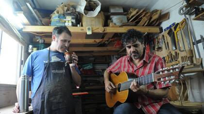 Pepe Luna toca su guitarra y lo mira de cerca su luthier, Alex Leibiusky