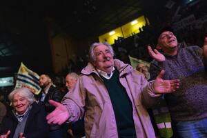 Pepe Mujica bailó en un acto partidario tras terminar su tratamiento contra el cáncer