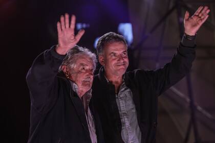 Pepe Mujica y Yamandú Orsi saludan a sus seguidores del Frente Amplio (Archivo)