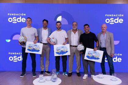 Pepe Sánchez, Cristian García Sarubbi (Director de Comunicación y Desarrollo Humano), Diego Leuco, Martín Pochat (Presidente del Grupo OSDE), Carlos Tévez y Luis Fontana (Director General de OSDE).