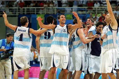 Pepe Sánchez, Gaby Fernández, Manu Ginóbili, Chapu Nocioni, Walter Herrmann, Hugo Sconochini y Fabricio Oberto en el festejo en Atenas 2004: la Argentina se coronaba campeona olímpica en básquetbol.