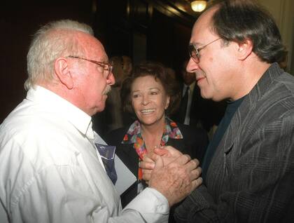 Pepe Soriano, María Rosa Gallo y Alberto Segado en el Senado de la Nación, durante la sesión en la que se aprobó la Ley de Teatro, en 1997