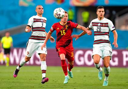 Pepe, Thorgan Hazard y Diogo Dalot pelean por la pelota durante el partido de Eurocopa que disputan Portugal y Bélgica.