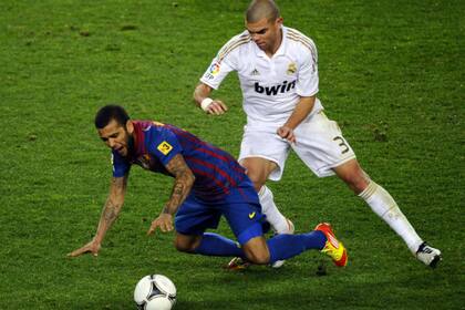 Pepe vio la amarilla por una falta sobre Dani Alves sobre el final del partido