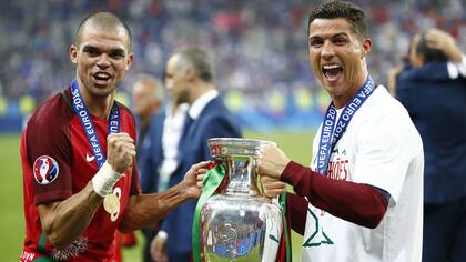 Pepe y Cristiano, después de ganar la Eurocopa