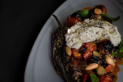 Peperonata, stracciatella, ajíes vinagreros y hojas de alcaparras del nuevo espacio Tierra de Territorio Aura