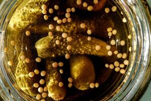 Pepinos en vinagre, un clásico que no puede faltar en ninguna picada.