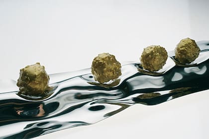 Para crear pepitas de oro, se requiere tener átomos de oro disueltos en una solución en la que se sumergirá el cuarzo