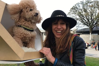 Pepo, su perro caniche e inseparable compañía