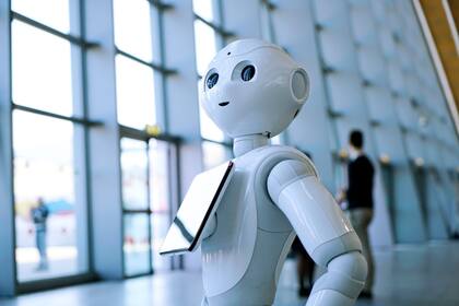 Pepper, un robot asistente con un rostro humanoide, pero que no intenta esconder que es una máquina
