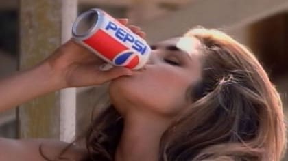 Pepsi ya se había apuntado varios tantos con su publicidad. Este anuncio de 1991 con la supermodelo Cindy Crawford fue premiado, y alimentó las fantasías de muchos