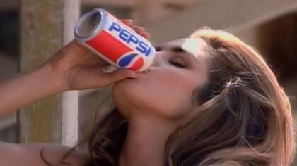 Pepsi ya se había apuntado varios tantos con su publicidad. Este anuncio de 1991 con la supermodelo Cindy Crawford fue premiado, y alimentó las fantasías de muchos