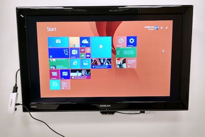 Pequeña, pero con una configuración que la acerca a las prestaciones de una tableta o una 2 en 1, la PC Heit permite transformar una pantalla en un Smart TV con Windows