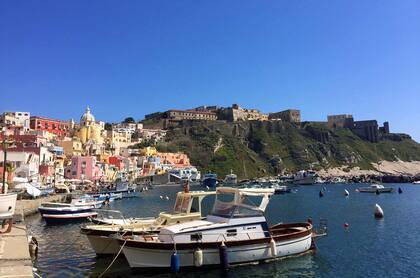 Pequeñas embarcaciones amarradas cerca del puerto de Procida.