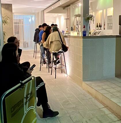 Pequeño restaurante en el hall de un edificio