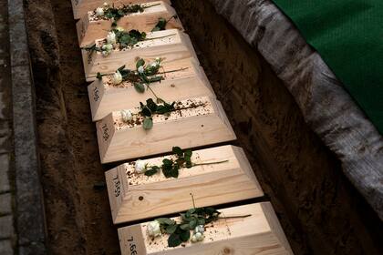 Pequeños féretros con restos de soldados alemanes, durante un funeral en un sitio conmemorativo para soldados caídos en Wuhden, Alemania