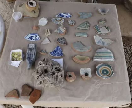 Pequeños fragmentos de cerámica y huesos de animales fueron otros de los descubrimientos