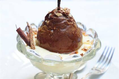 Peras almibaradas y pastelera liviana con crema pastelera