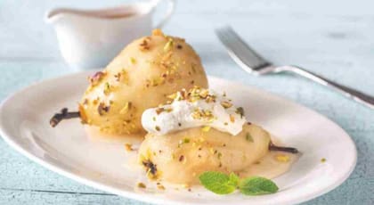 Peras con cardamomo y chantilly
